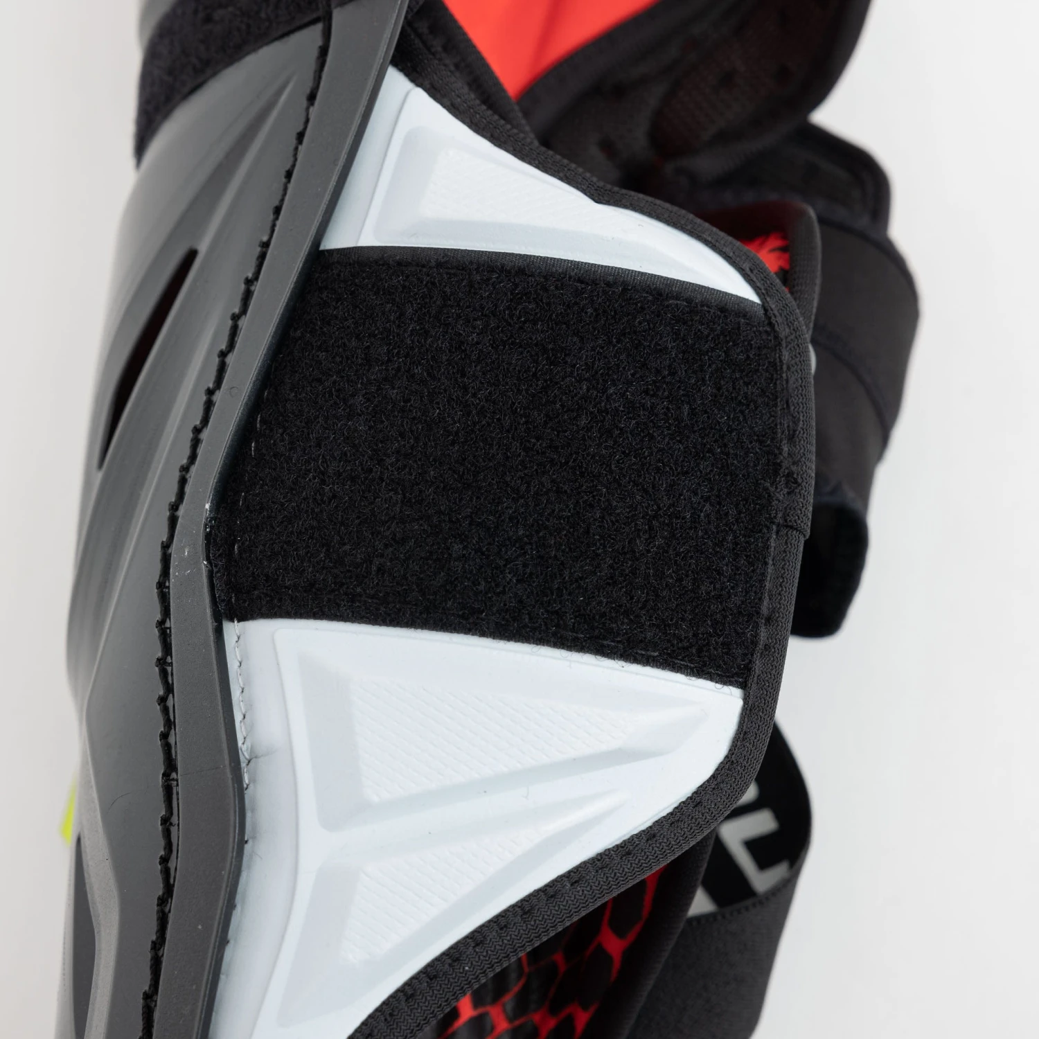 Bauer Vapor Hyperlite Intermediate Hockey Shin Guards 19 Bauer Vapor Hyperlite Intermediate Hockey Shin Guards - Image 19